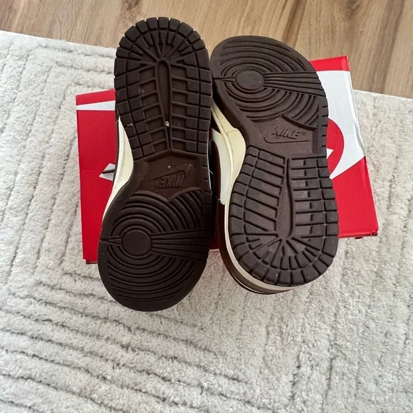 Nike women’s Dunk sneakers - Picture 7 of 7